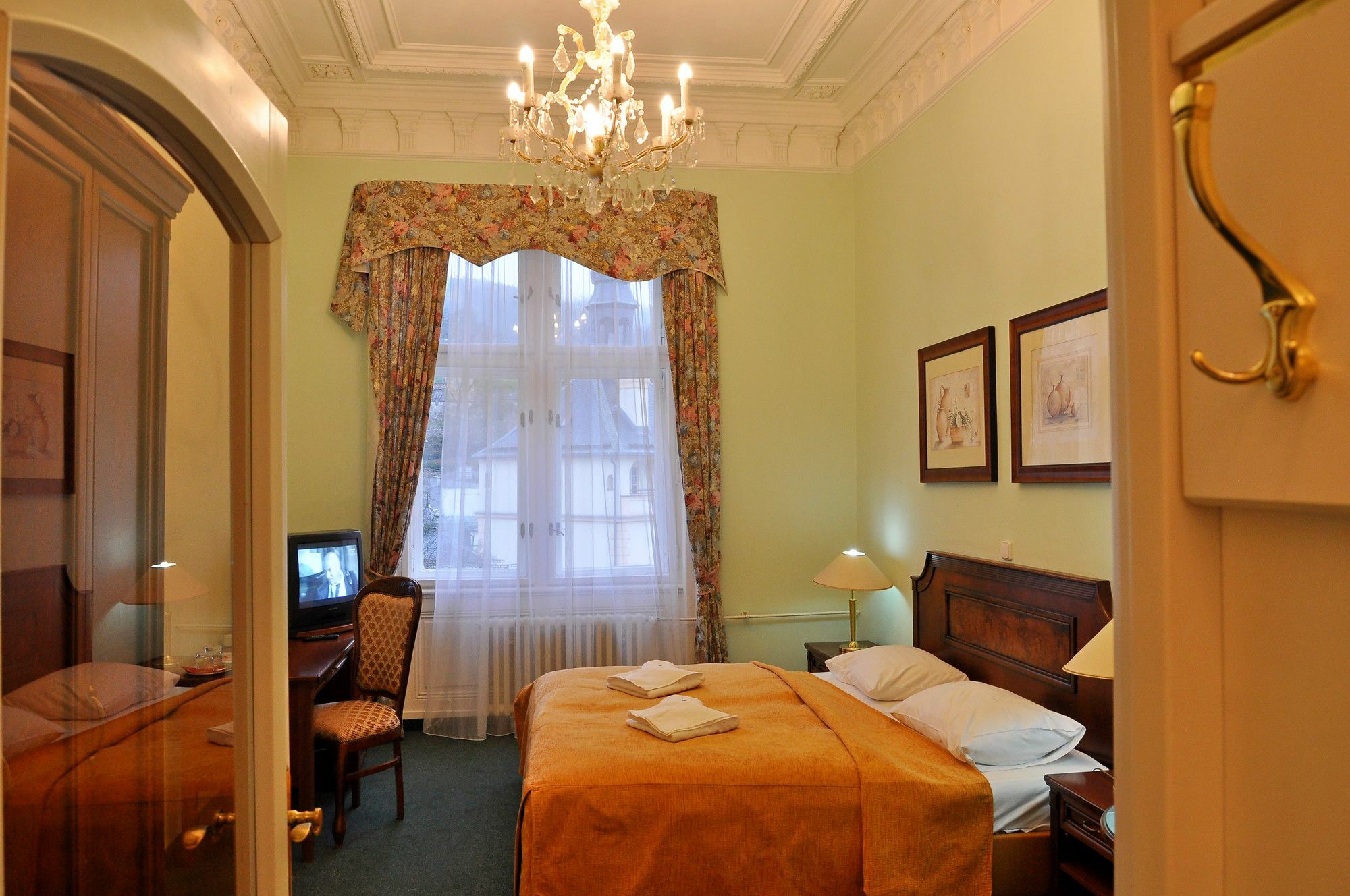 Hotel Ester Karlovy Vary Esterno foto